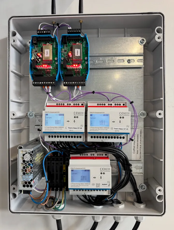 Coffret IoT Finemeca : intégration et câblage dans nos ateliers